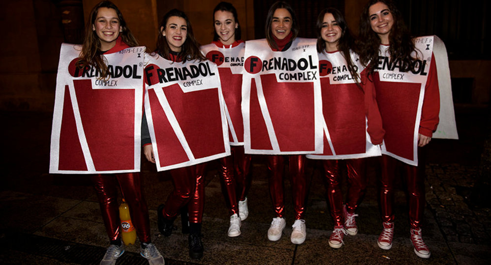 Pamplona despide el año a golpe de disfraz: las mejores imágenes de la Nochevieja pamplonesa