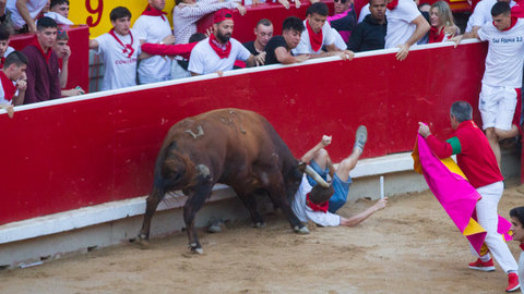 San Fermín | El toro 'Marismeño' se ceba con un corredor en la plaza de toros: la cornada en imágenes
