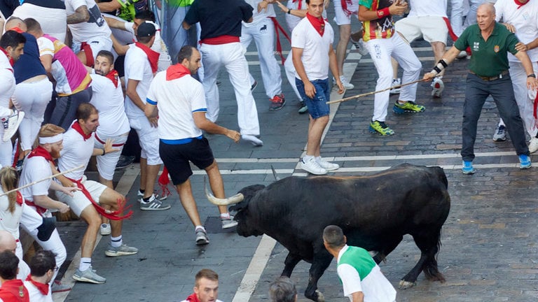 San Fermín | Un toro de Cabada Gago se vuelve en Estafeta: las imágenes de la acción de los pastores
