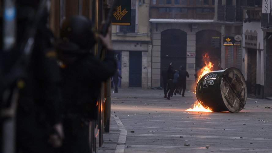 Los policías heridos en la batalla campal en Pamplona rompen su silencio: 'Nos lanzaron cohetes y piedras a la vez'