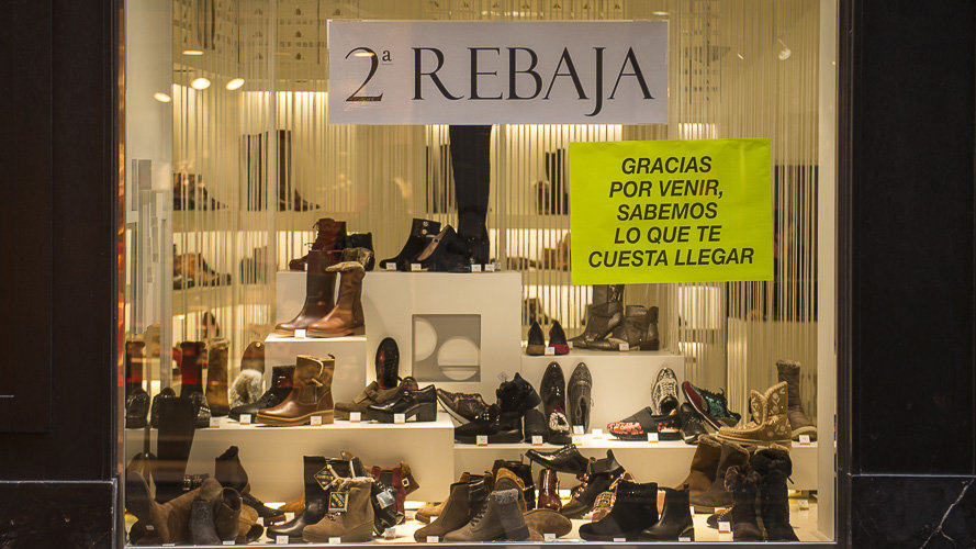 Los comercios del centro de Pamplona retiran sus carteles críticos ante las amenazas: 'Tu cristal no es blindado'