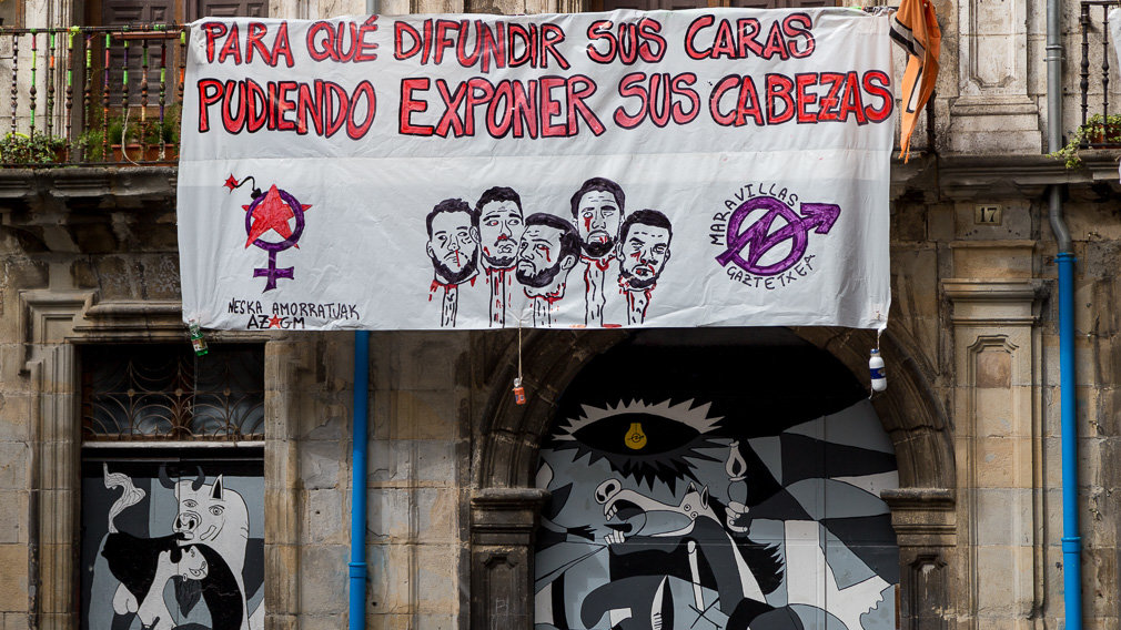 'Para qué difundir sus caras pudiendo exponer sus cabezas': una pancarta en Pamplona 'degüella' a 'La Manada'