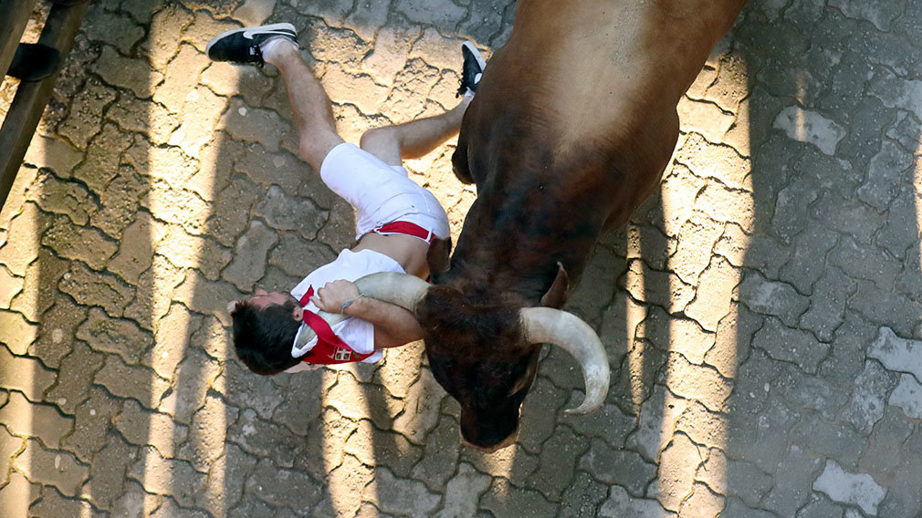 Enganchado a un Miura: un mozo es ensartado por el pitón de un toro y arrastrado varios metros