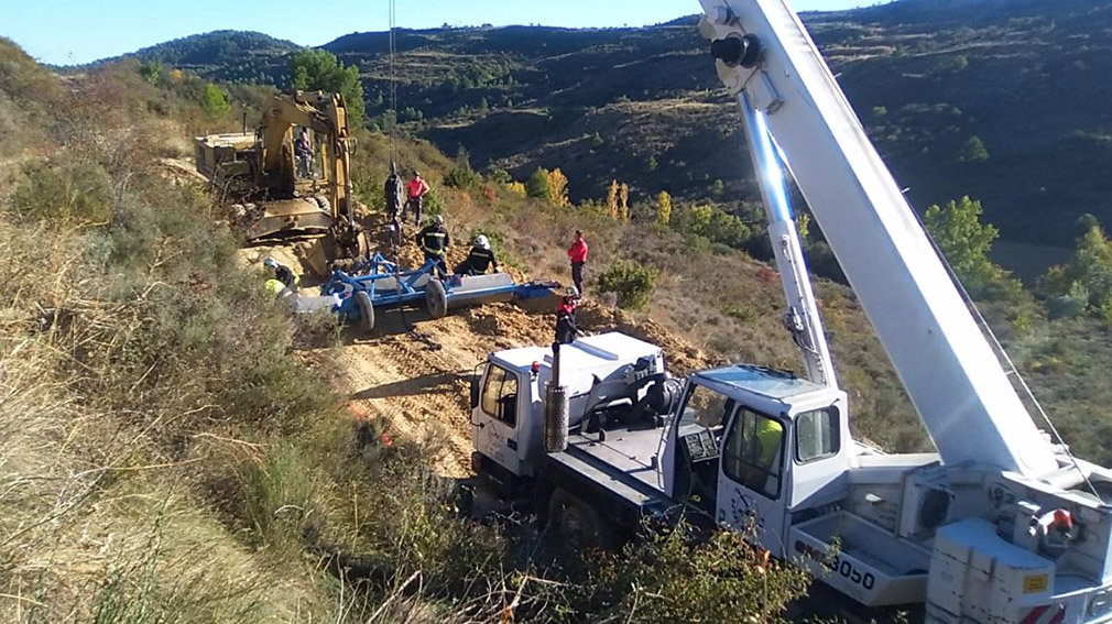 Maquinaria pesada en Echarren de Guirguillano tras el accidente del tractor. BOMBEROS DE NAVARRA