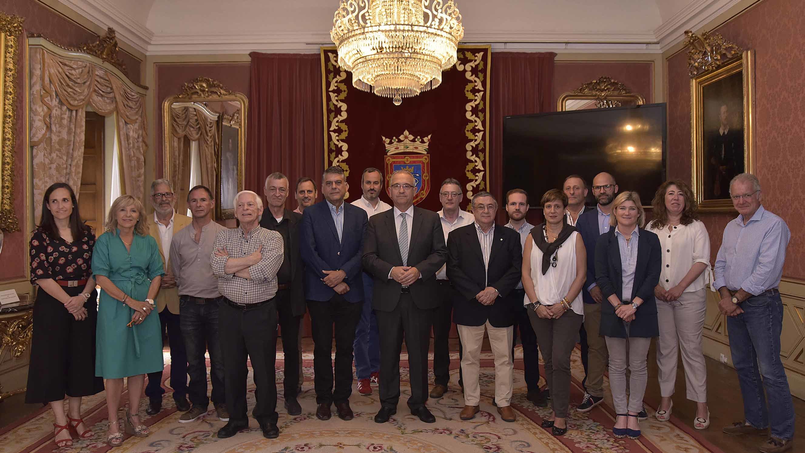 Recepción del ayuntamiento de Pamplona a miembros de la Federacion de ajedrez CEDIDA