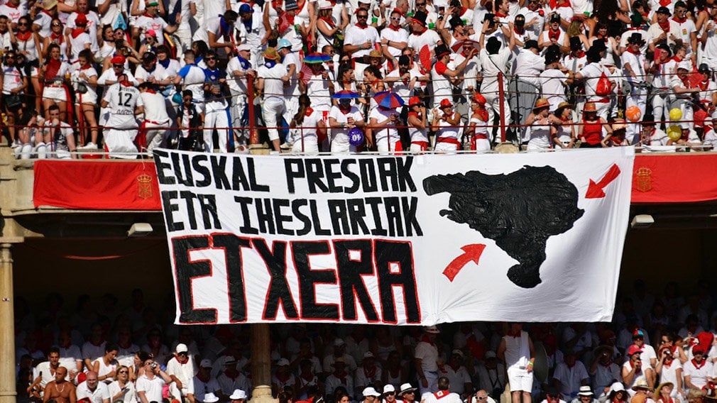 Las peñas exhiben dos grandes pancartas en favor de los terroristas asesinos de ETA