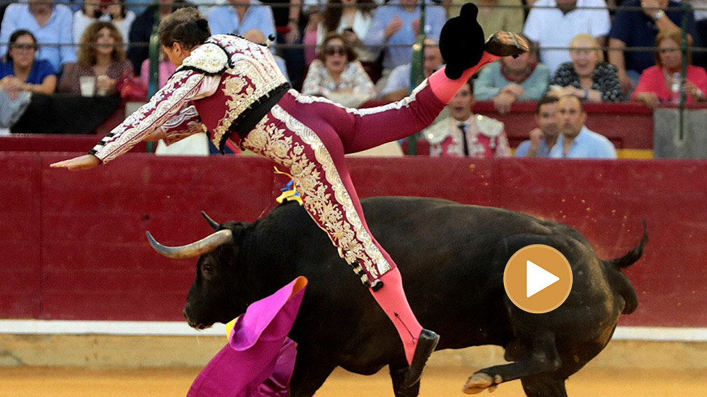Tres paradas cardiacas: así ha sido la gravísima cogida a Mariano de la Viña por un toro en Zaragoza