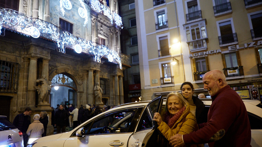 La luz de la Navidad, también para las personas mayores: así ha sido su viaje en taxi por Pamplona
        