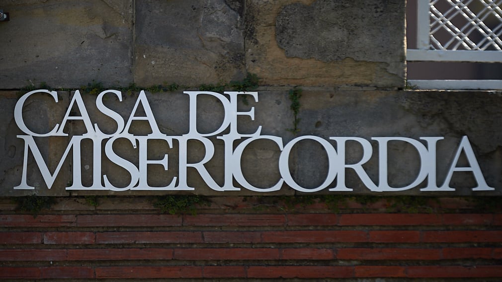 La Casa de Misericordia de Pamplona confirma 54 positivos y toma medidas para impedir que el brote crezca