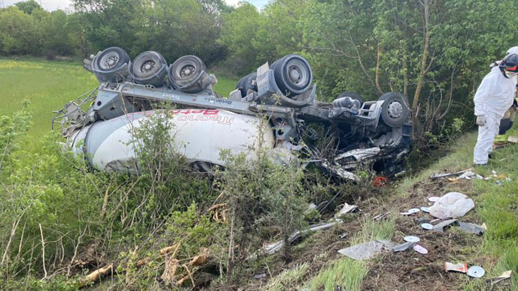 Camión hormigonera volcado en el que viajaba un navarro que ha fallecido en las proximidades del pueblo deshabitado de Escó. EMERGENCIAS AYUNTAMIENTO DE JACA