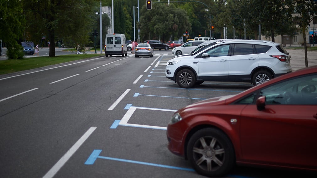 Una calle de Pamplona estrena el nuevo aparcamiento en 'espiga invertida': así tienes que dejar el coche