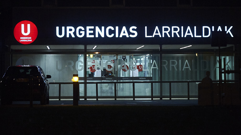 Agrede a dos vigilantes en el Complejo Hospitalario de Navarra y acaba detenido acusado de varios delitos