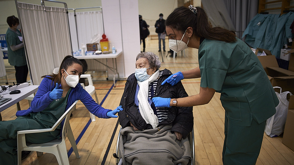 “Dice Dios que arriba no queda sitio”: la primera mañana de vacunas a mayores de 90 en Pamplona