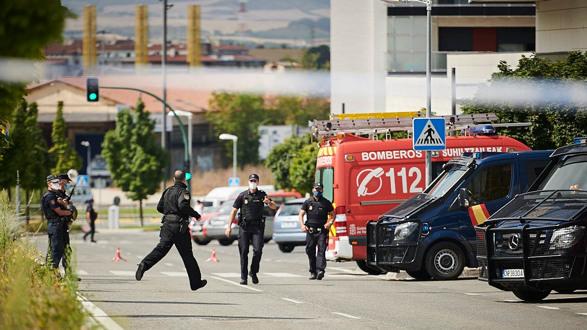 [GALERÍA] Atrincherado en Pamplona: así ha sido la intervención policial en el Soto Lezkairu
