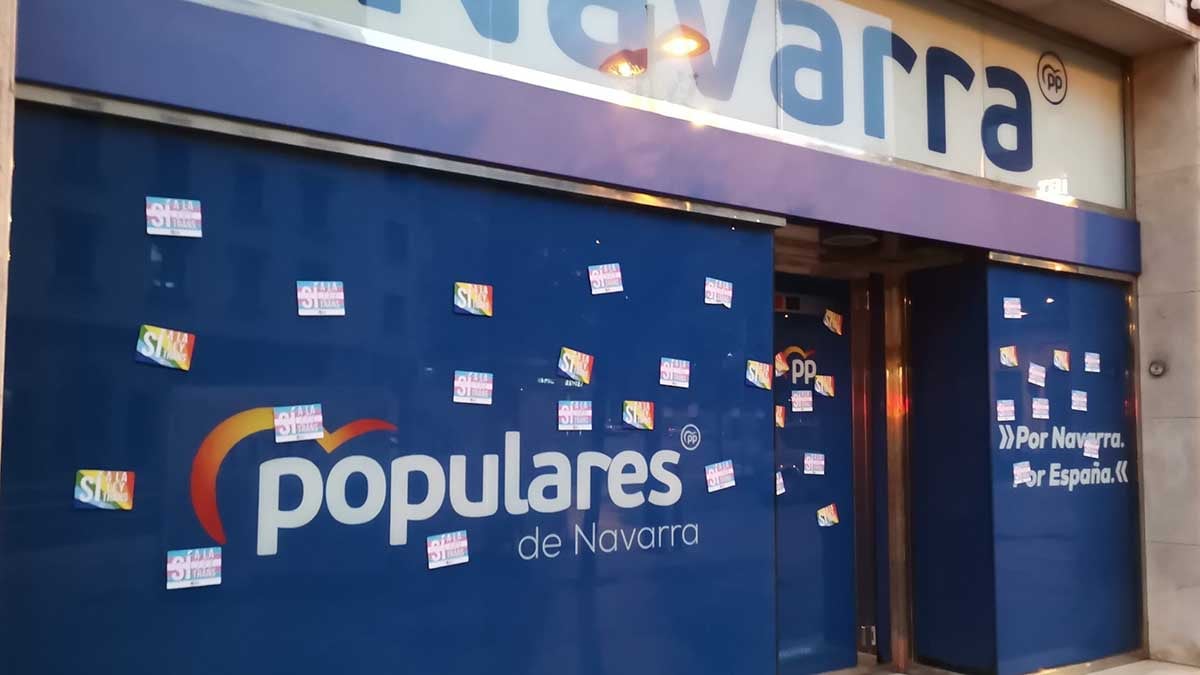 Los jóvenes de Podemos atacan en Pamplona las sedes de cuatro partidos navarros