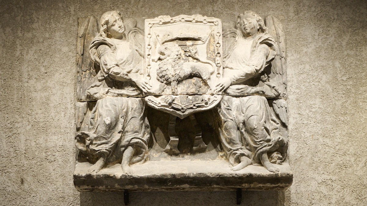 El escudo de Pamplona del siglo XVI que permanecía oculto en un edificio privado