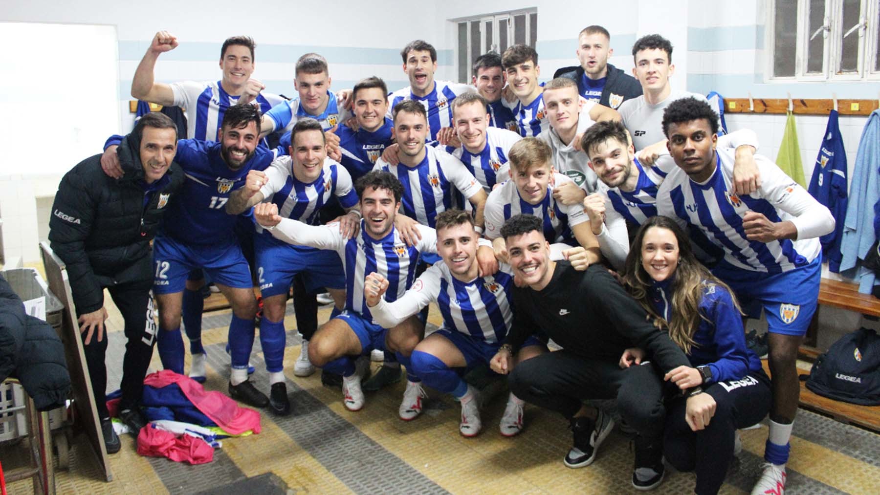 Los jugadores del Izarra celebran su triunfo sobre el Tudelano en Merkatondoa. @CD_Izarra