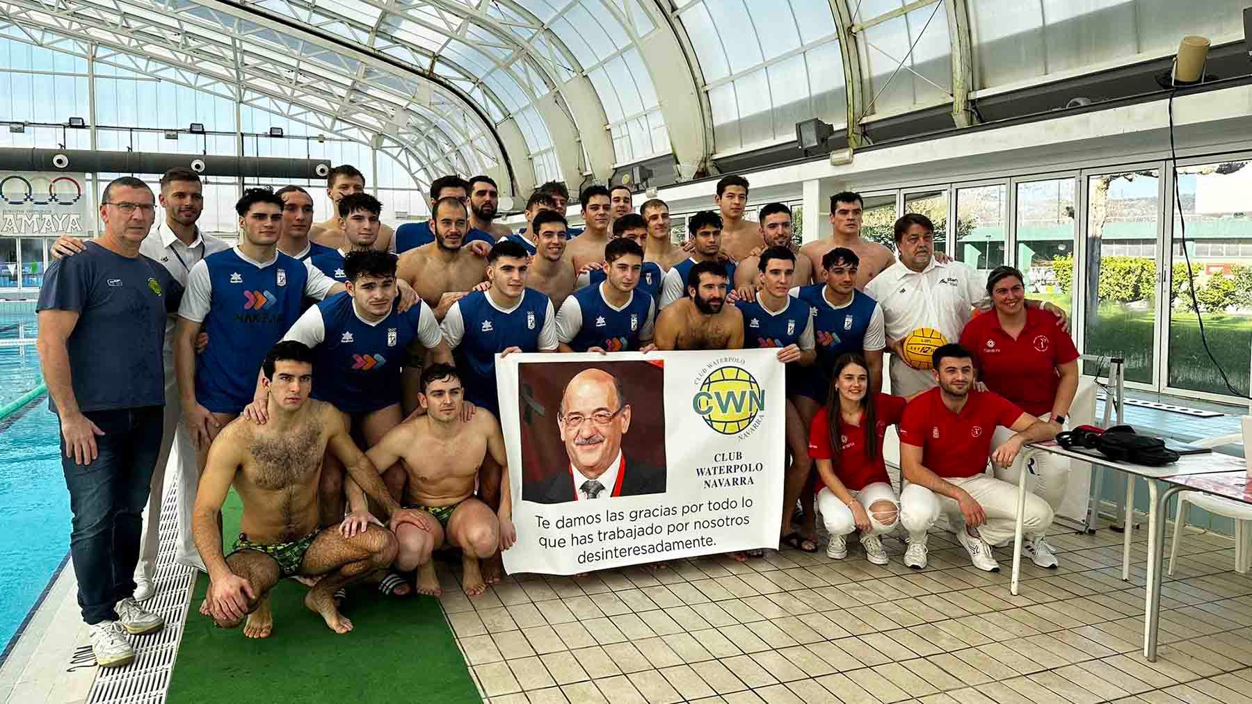 Los jugadores del Waterpolo Navarra y del Horta han homenajeado antes del partido al pamplonés Fermín Manso, fallecido recientemente. @CWNavarra